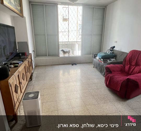 מטהר אוויר לבן על רצפה בחדר מגורים